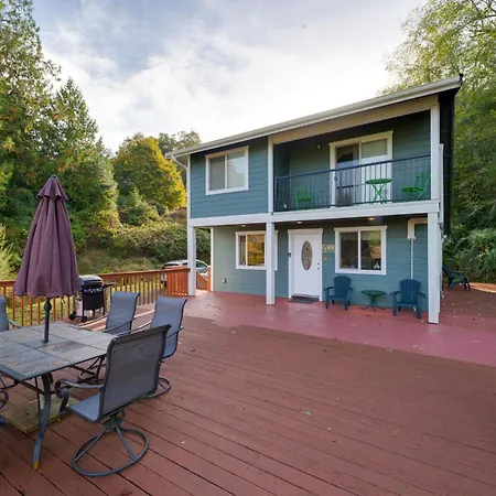 Herron Island Cabin With Deck Walk To Beach!